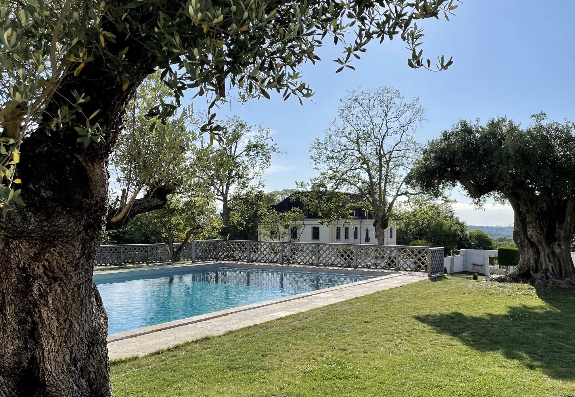 castle to rent in Europe outdoor pool