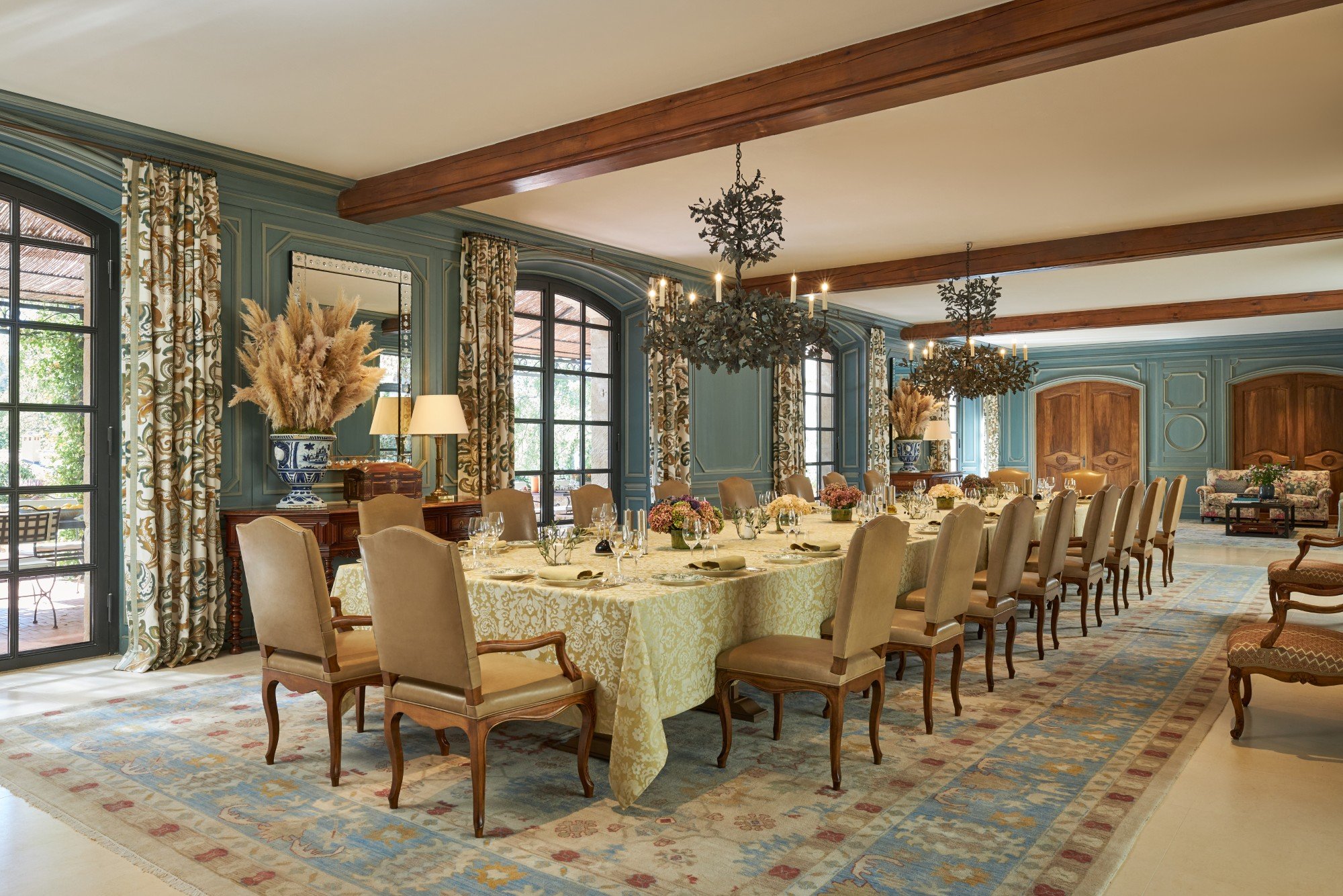 castle to rent in Europe dining room