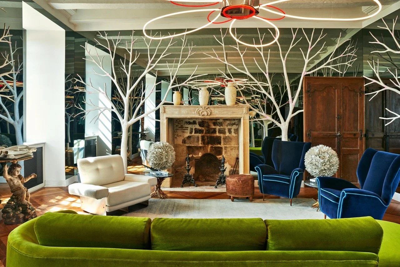 castle to rent in Europe lounge area