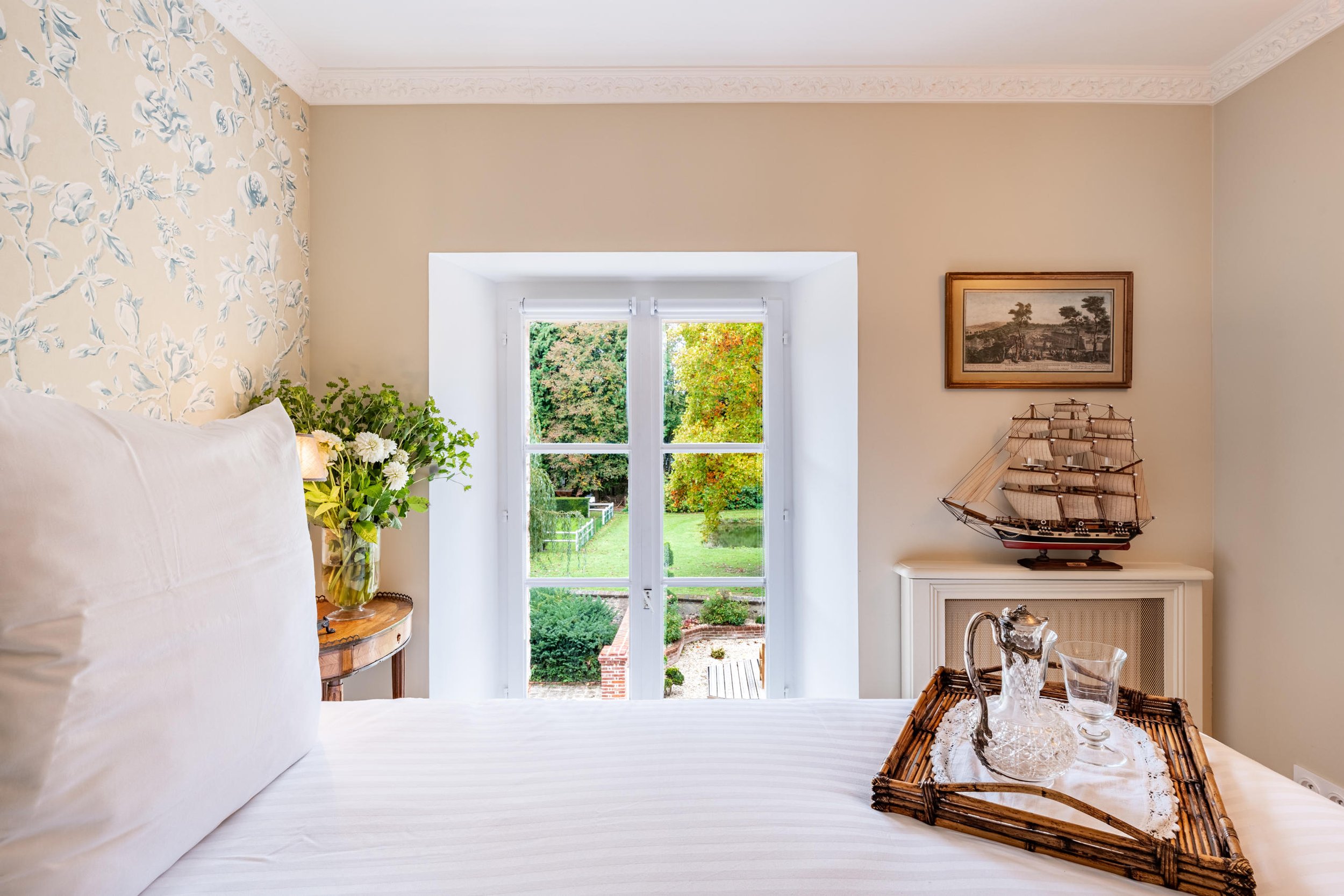 castle to rent in Europe bedroom