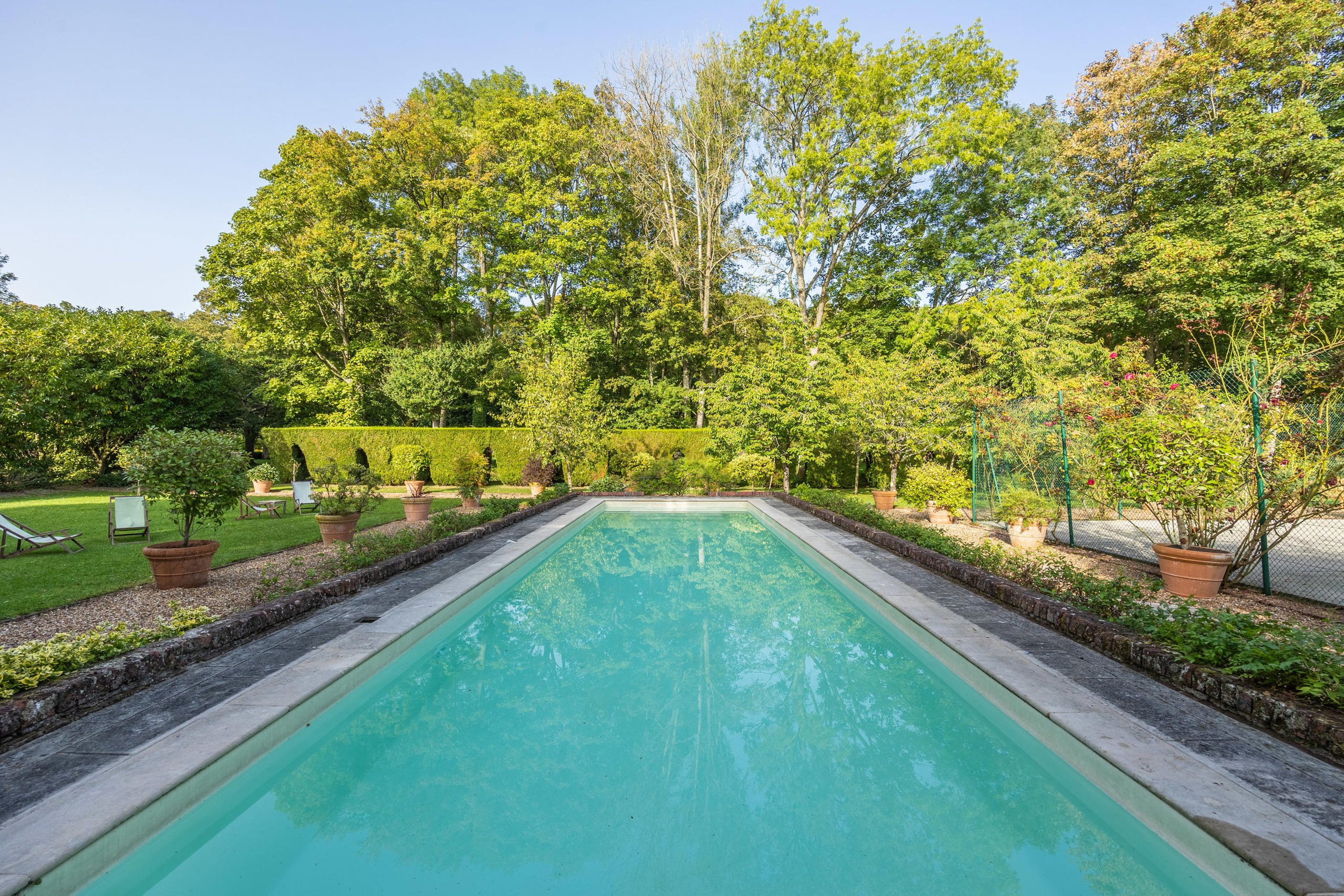 castle to rent in Europe outdoor pool