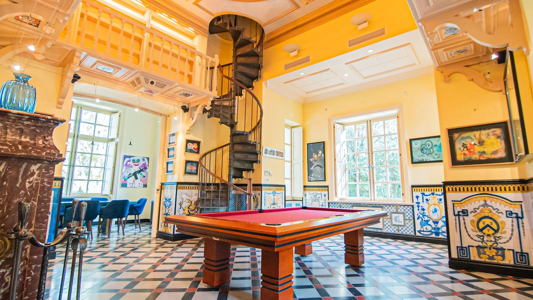 castle to rent in Europe living room