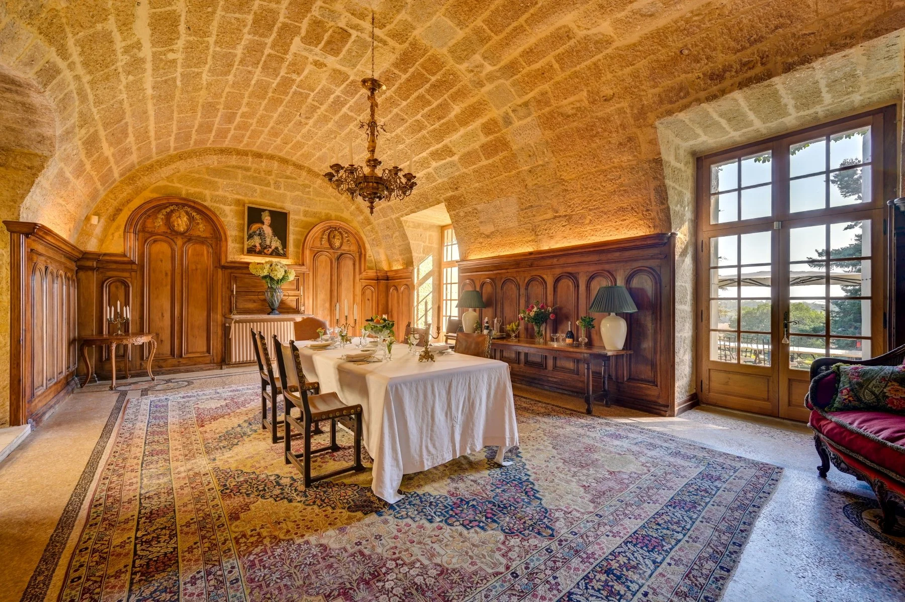 castle to rent in Europe dining room
