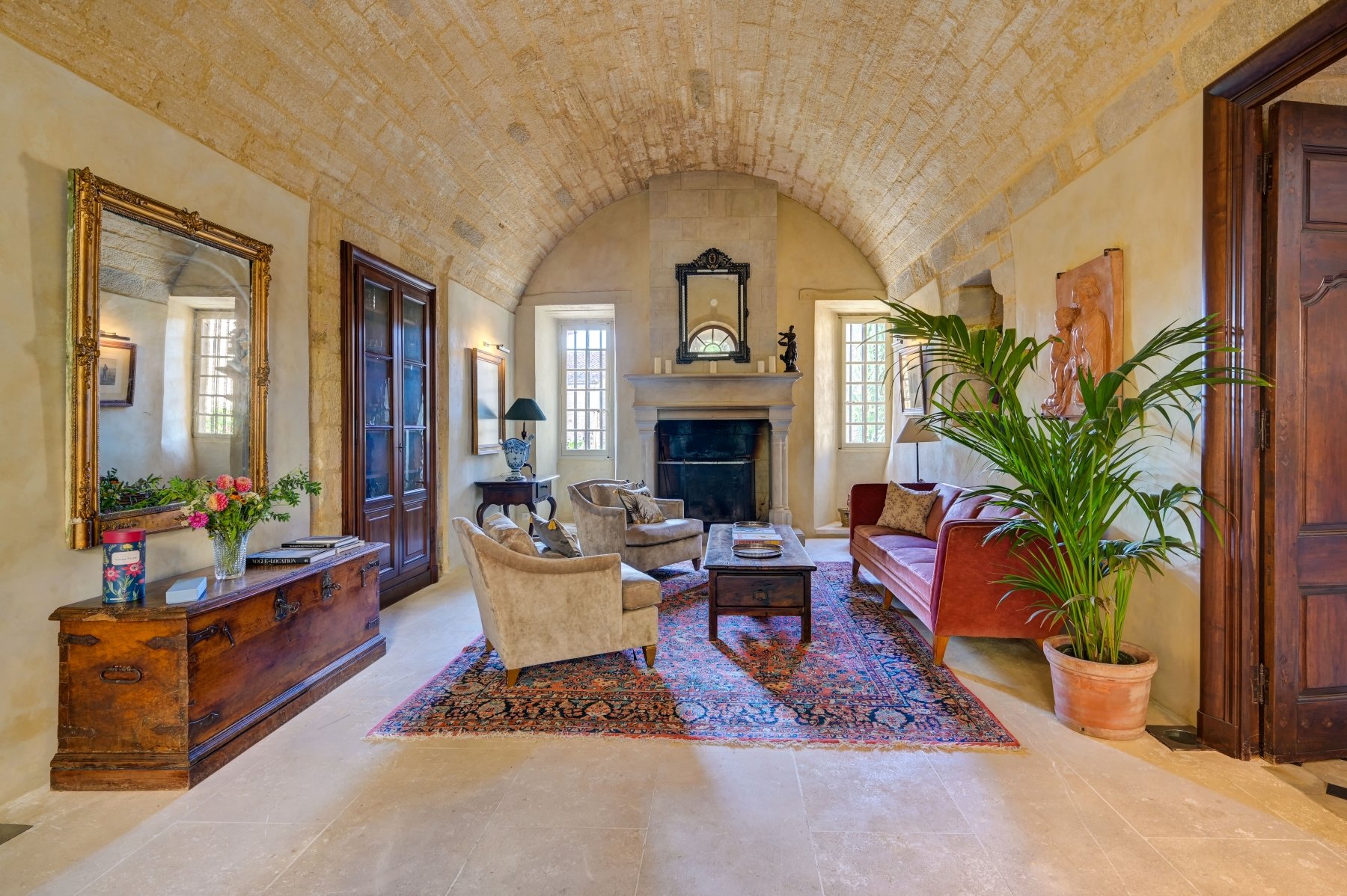castle to rent in Europe lounge area