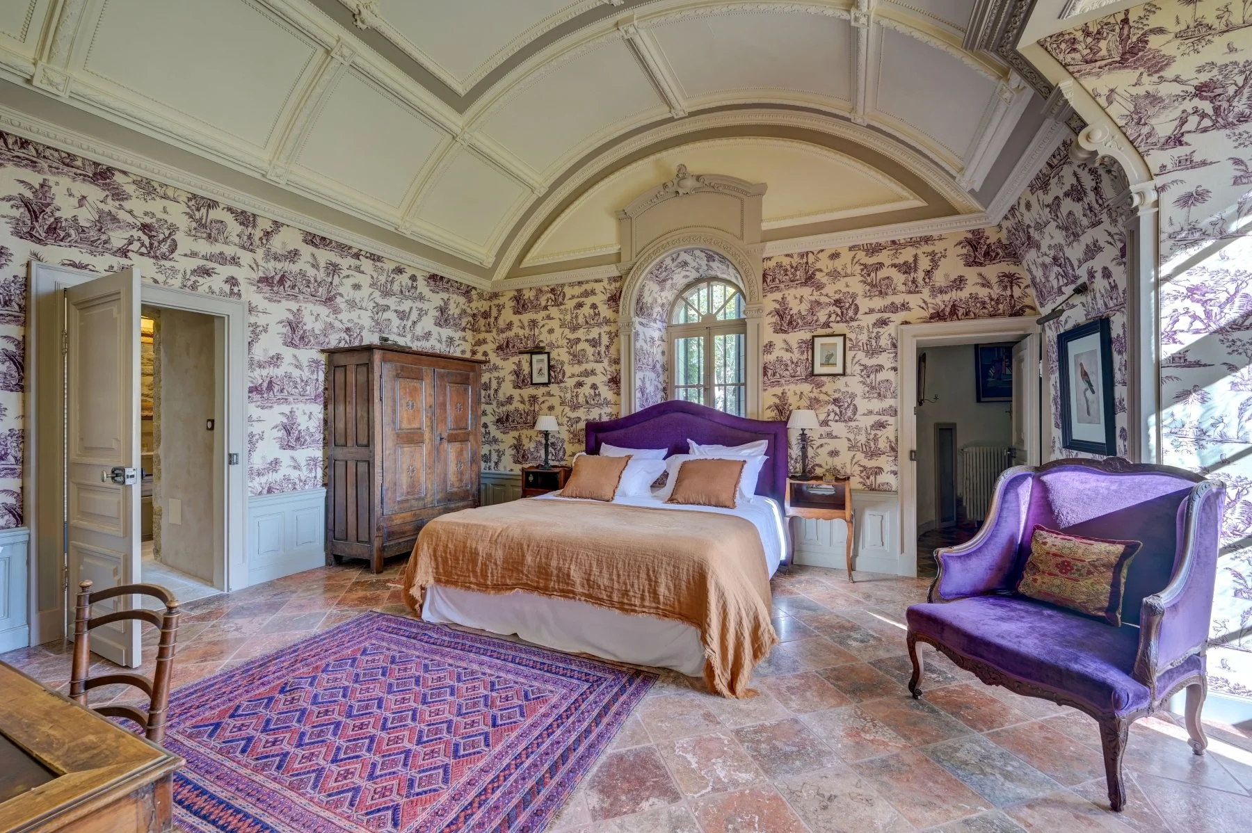 castle to rent in Europe bedroom