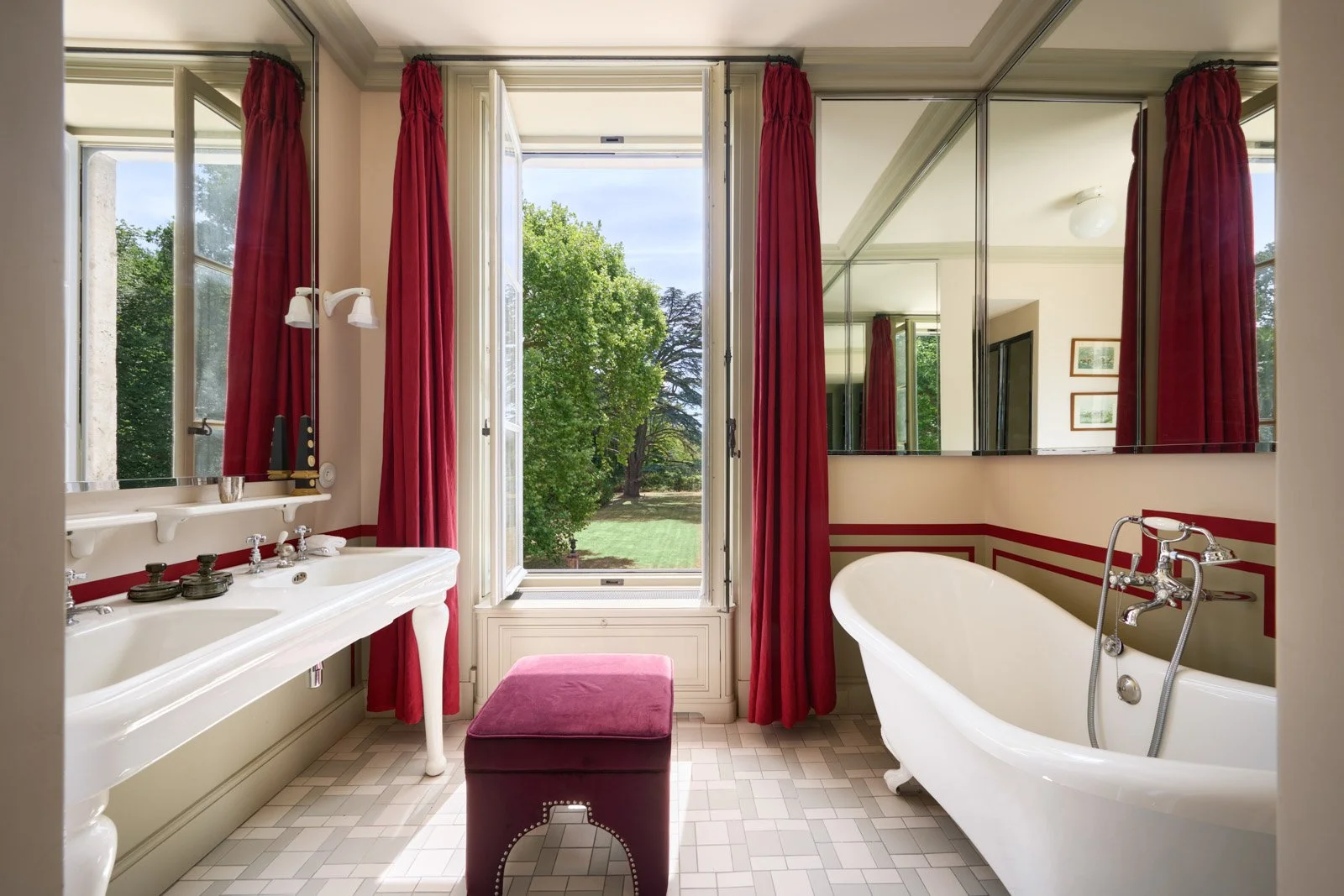 Luxury corporate retreat in Loire near Paris
