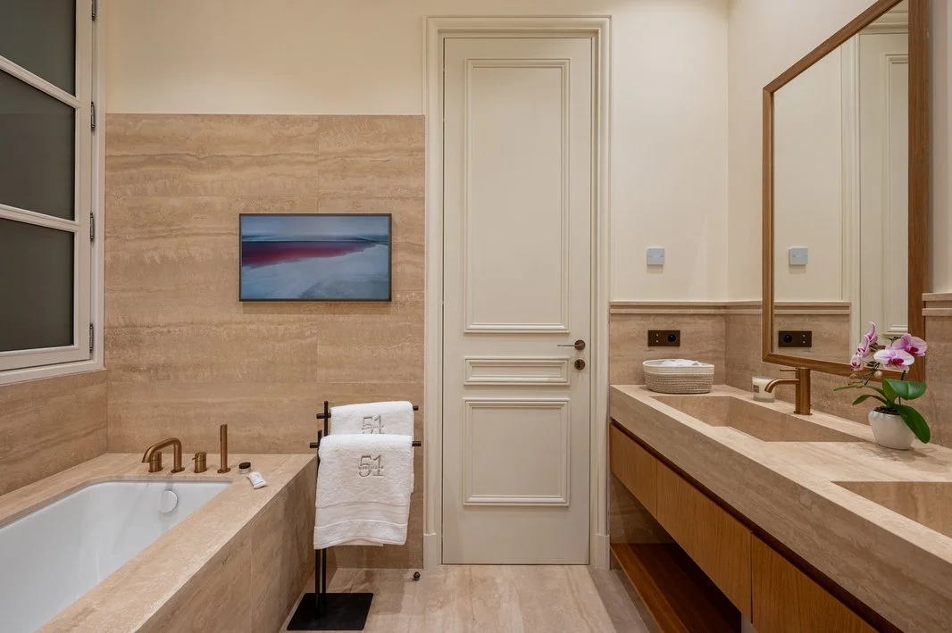 Paris Montaigne - Luxury apartment bathroom
