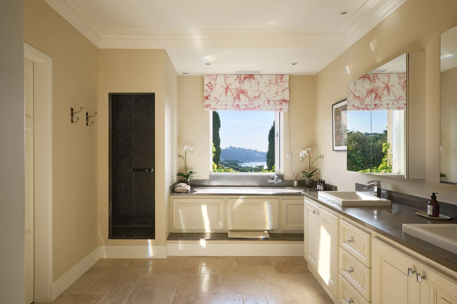 luxury villa in South of France in Sainte-Maxime bathroom