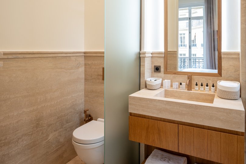 Paris Montaigne - Luxury apartment bathroom