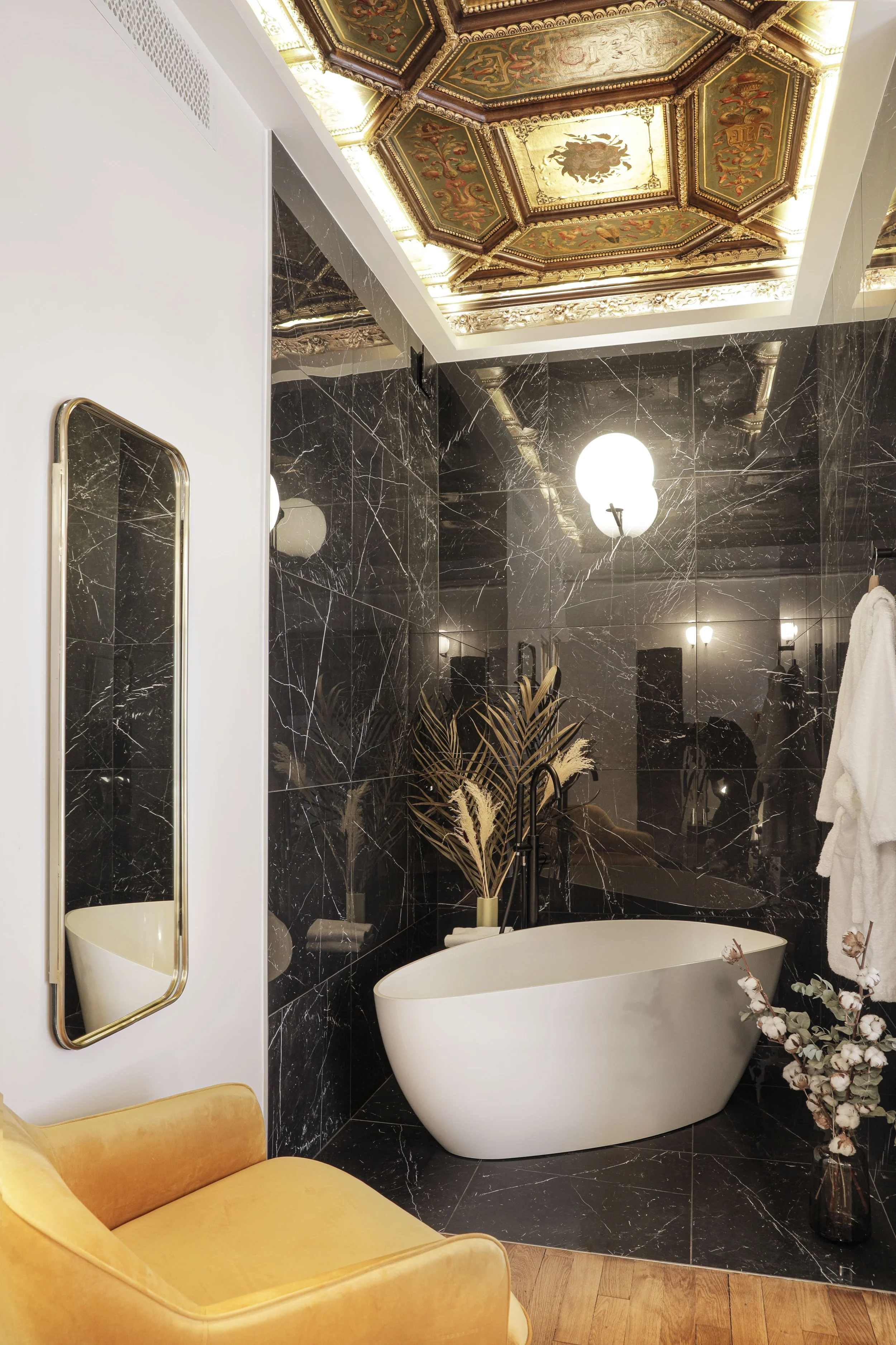 Paris Royale - Luxury apartment bathroom