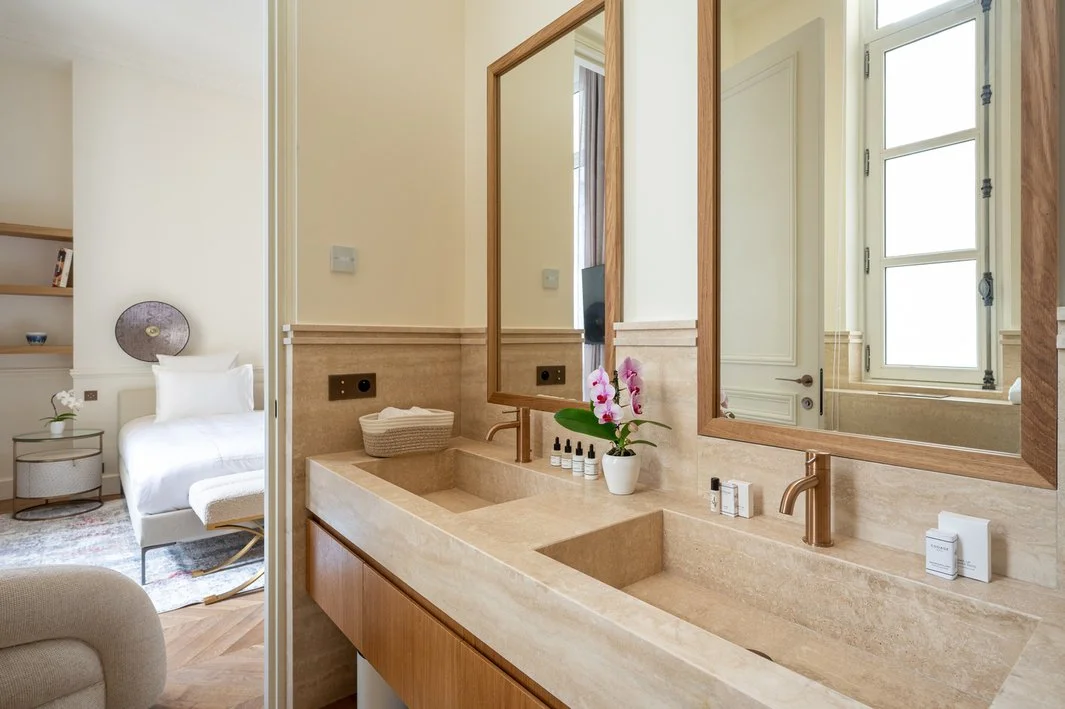 Paris Montaigne - Luxury apartment bathroom