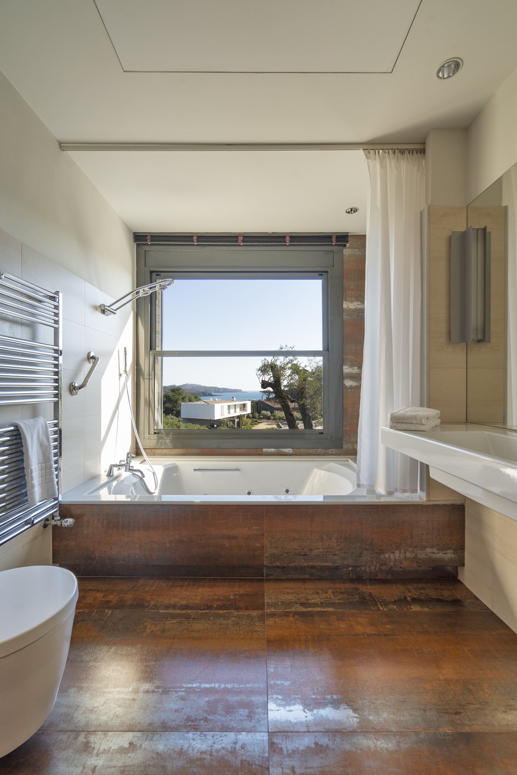 villa port lligat bathroom
