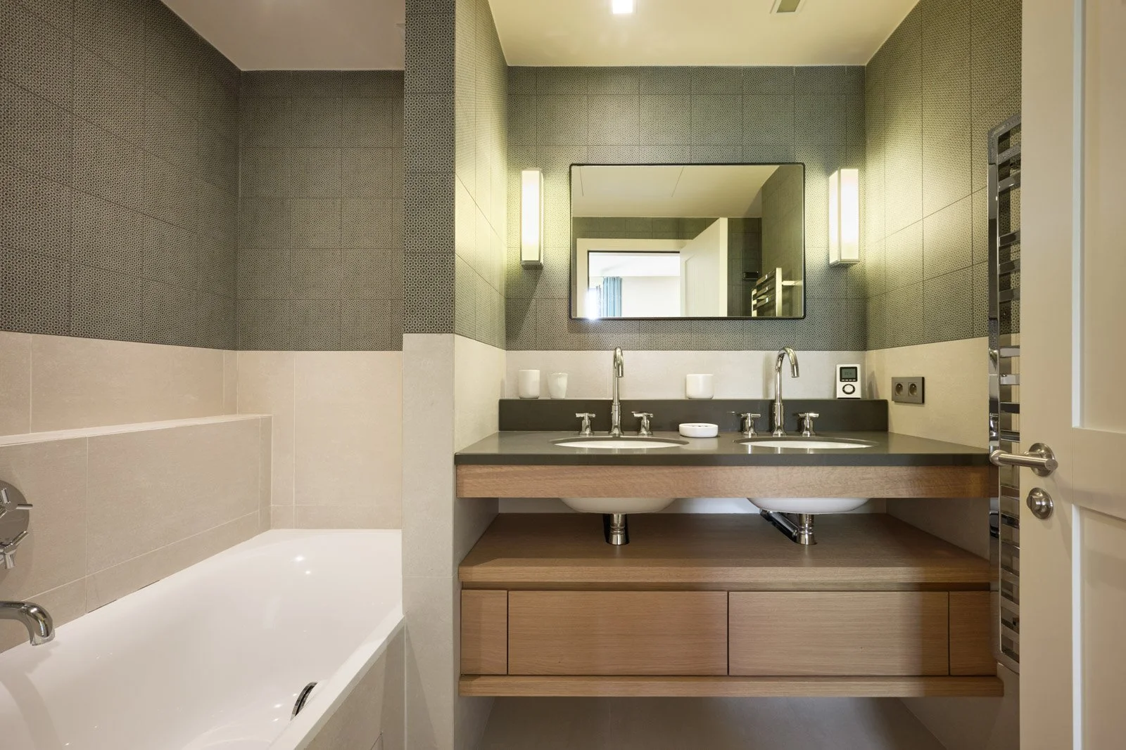 Luxury villa rental Beauvallon bathroom