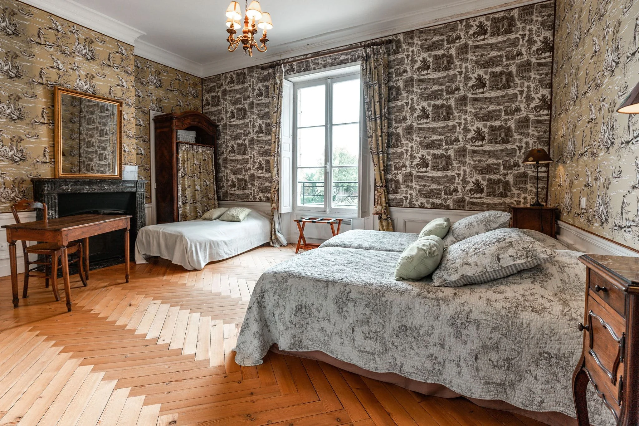 corporate retreat in a château in Vernon spacious bedroom
