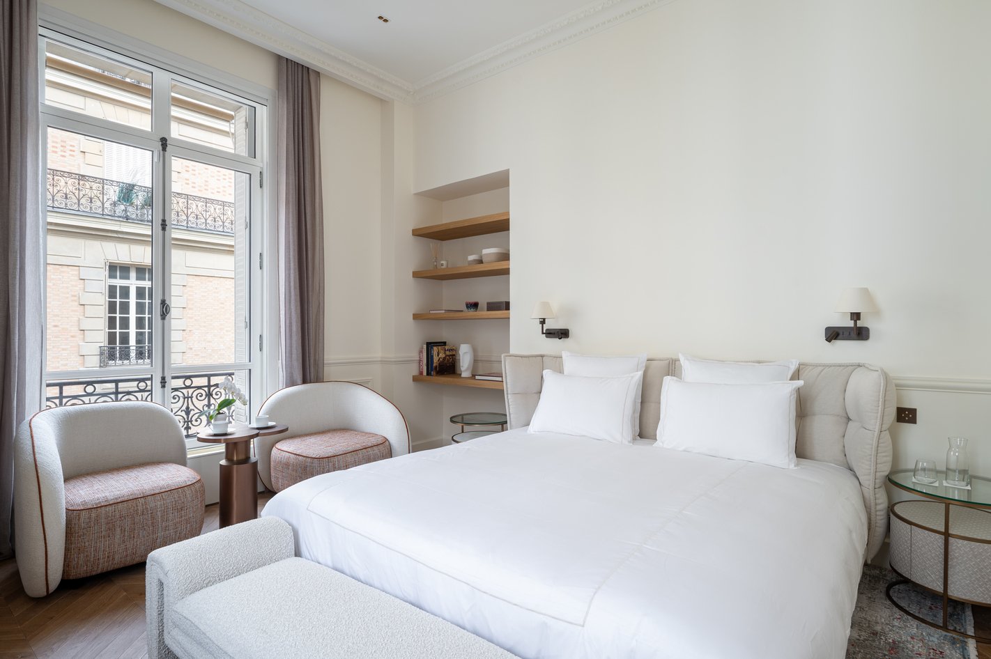 Paris Montaigne - Luxury apartment bedroom