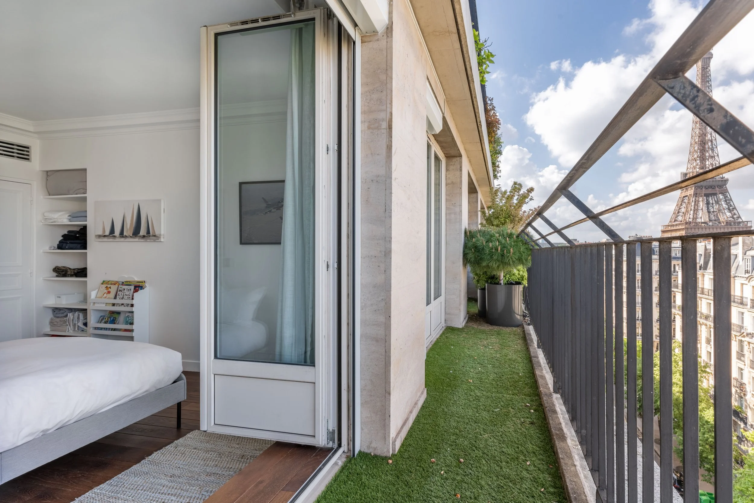 Apartment terrace Paris Eiffel balcony