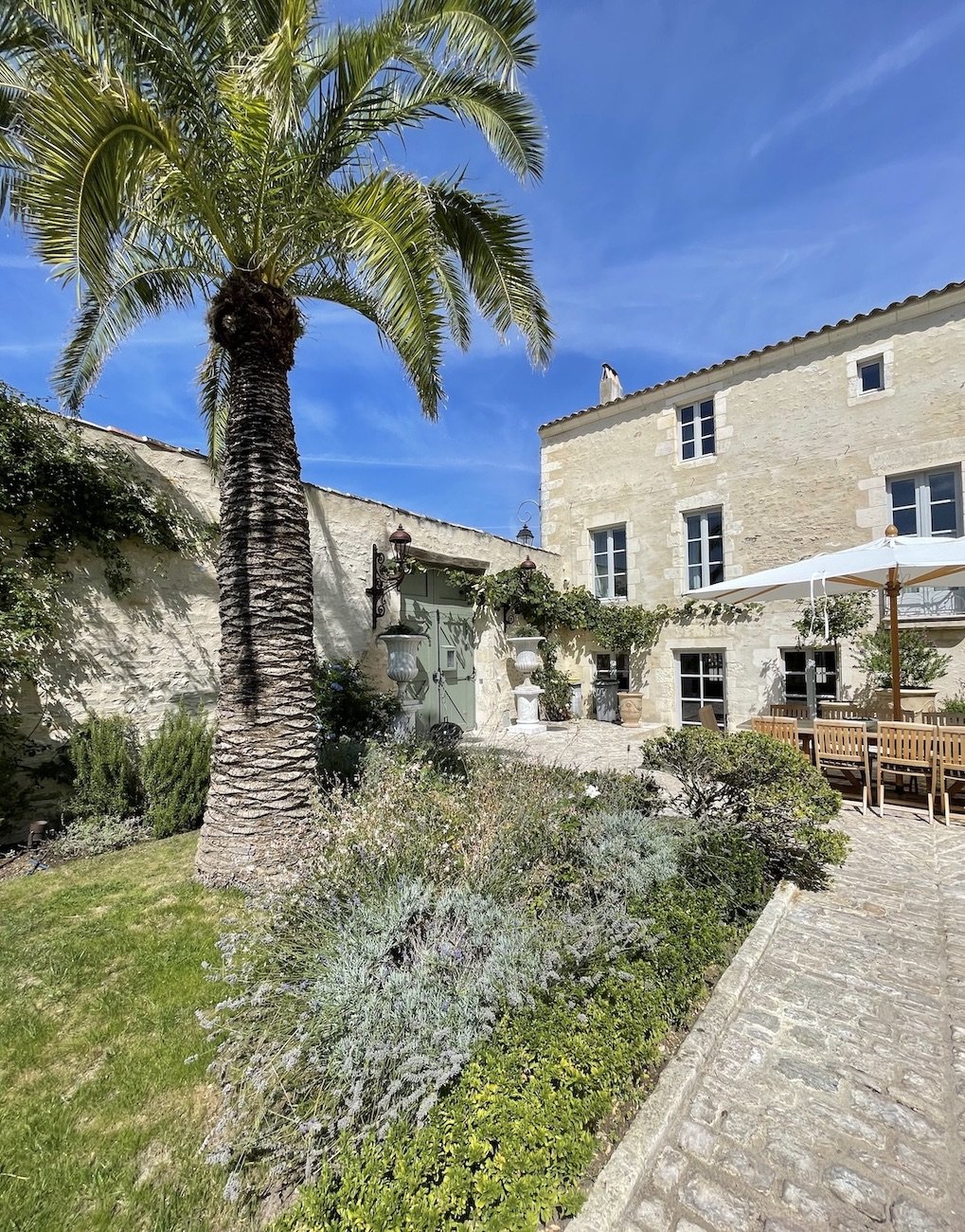 luxury villa Île de Ré garden