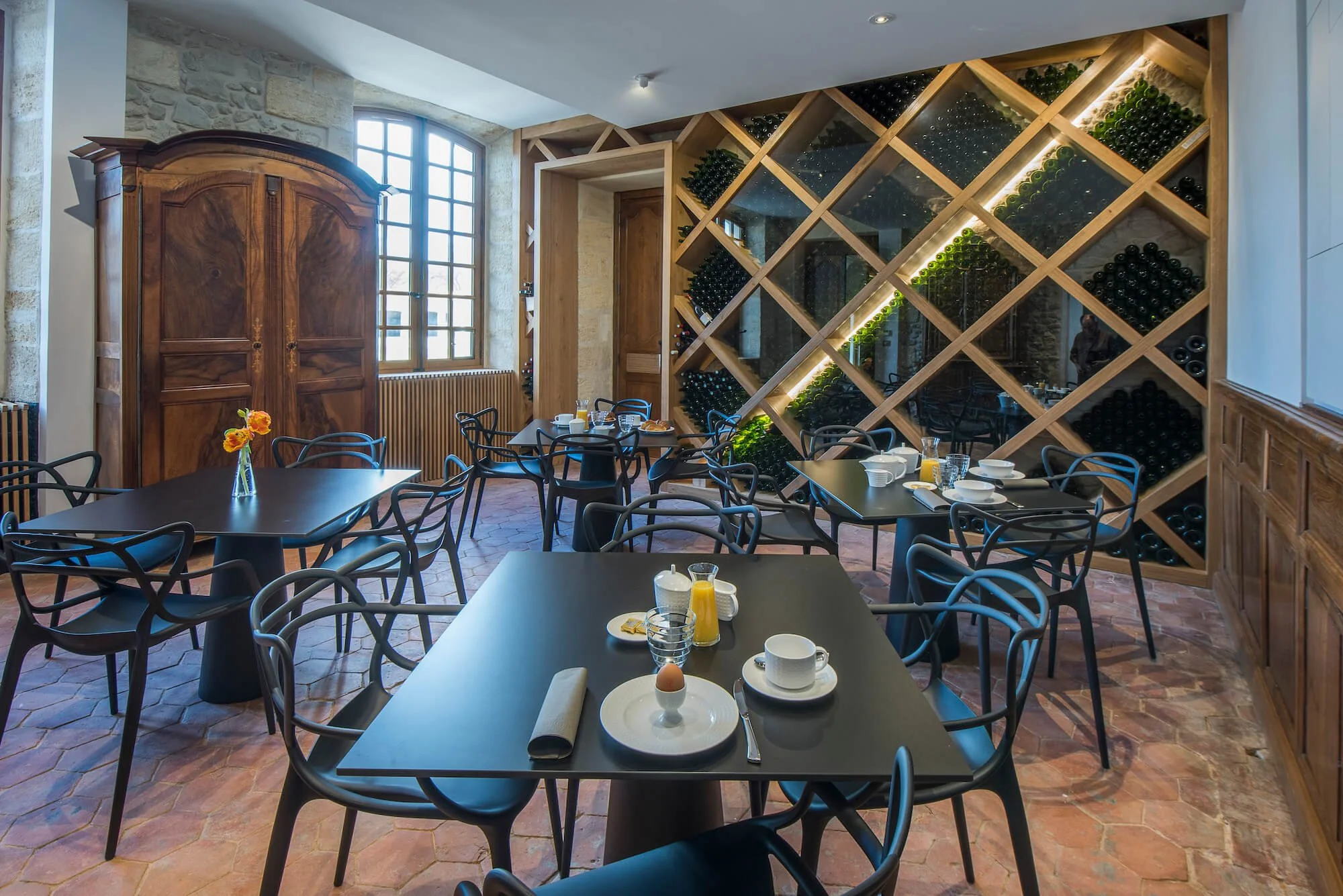 Gironde luxury villa dining room