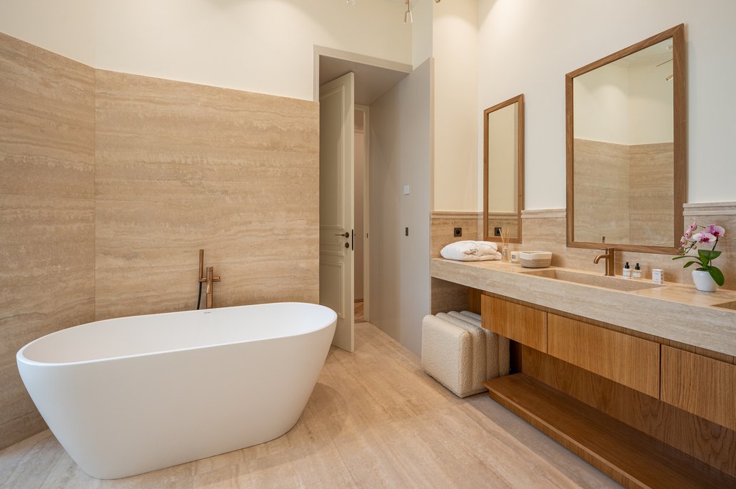 Paris Montaigne - Luxury apartment bathroom