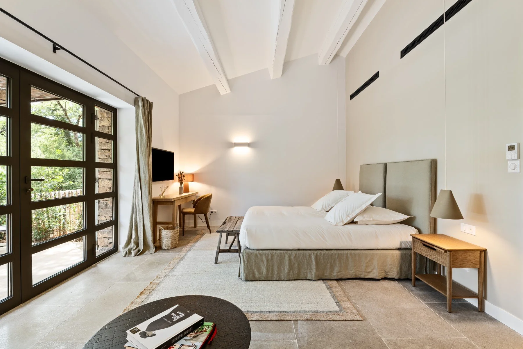 Saint-Maximin Luxury Villa bedroom