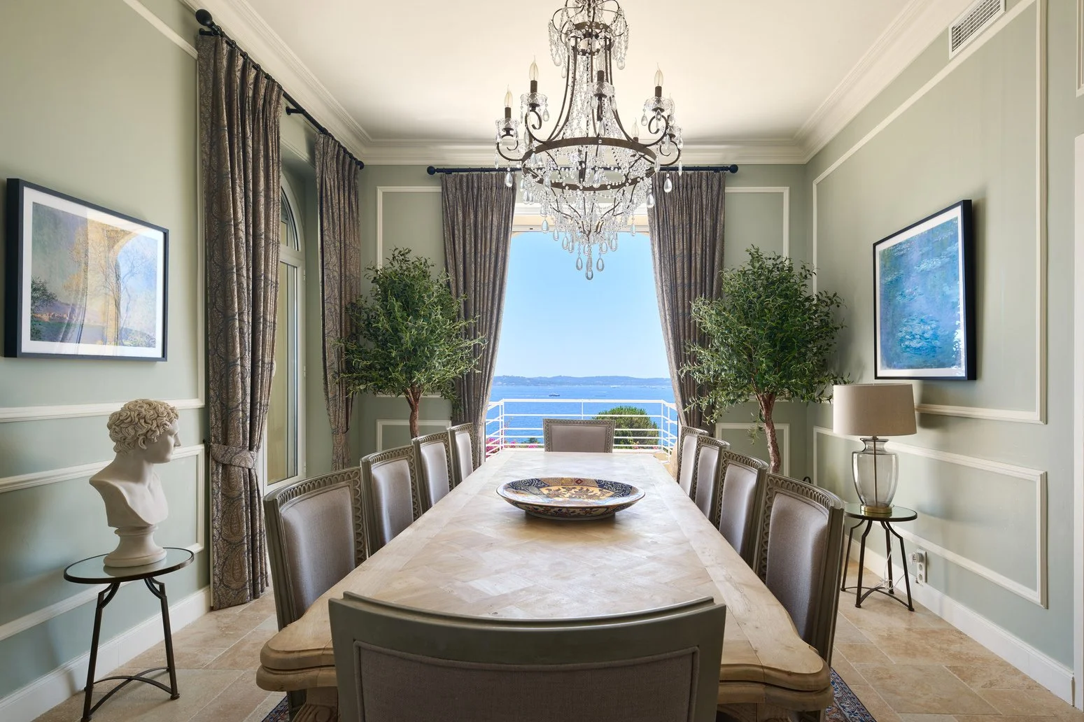 luxury villa in South of France in Sainte-Maxime sea-view dining room