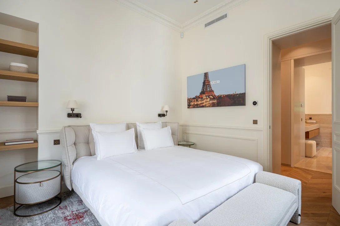 Paris Montaigne - Luxury apartment bedroom