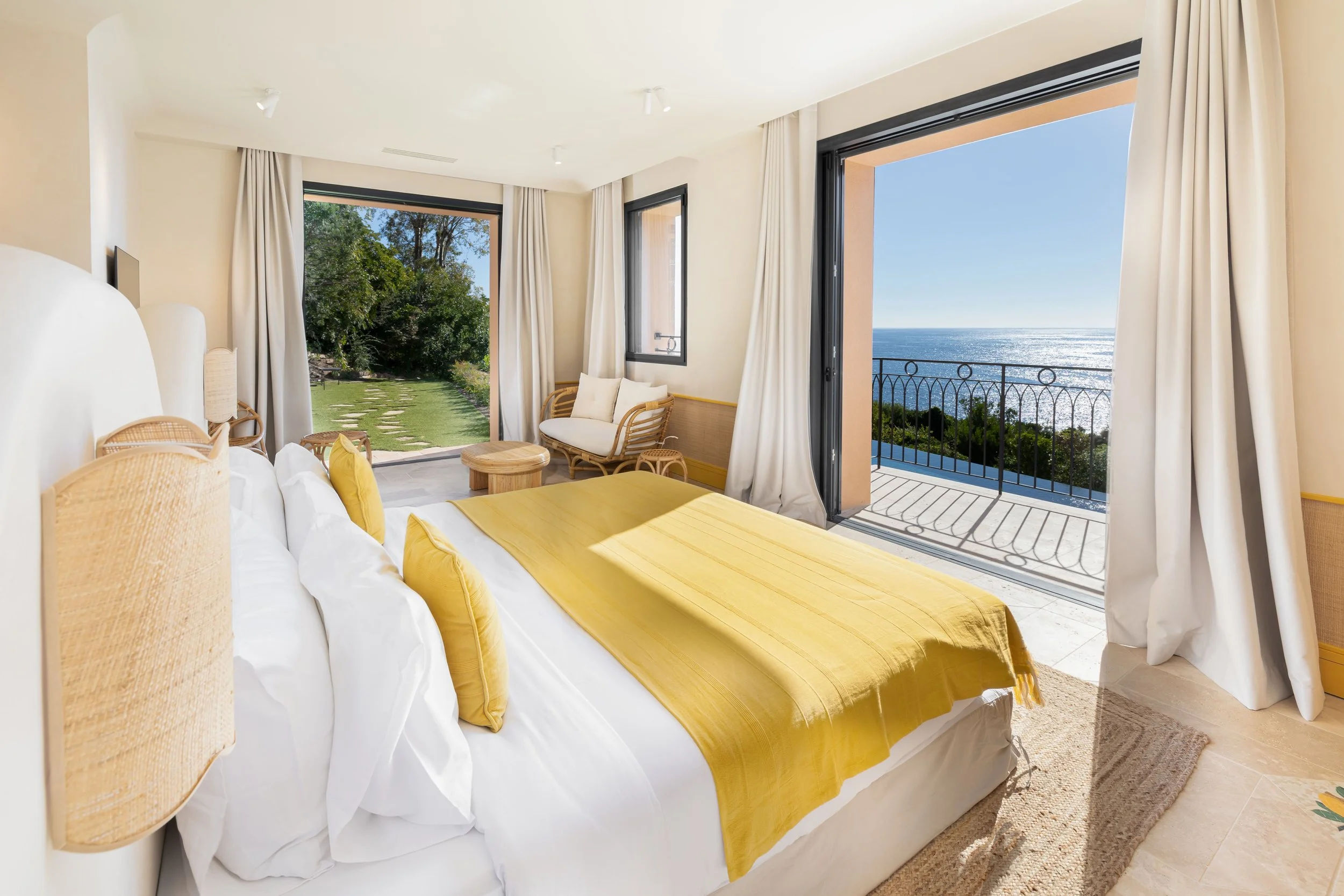 luxury villa Théoule-sur-Mer bedroom with balcony and sea view