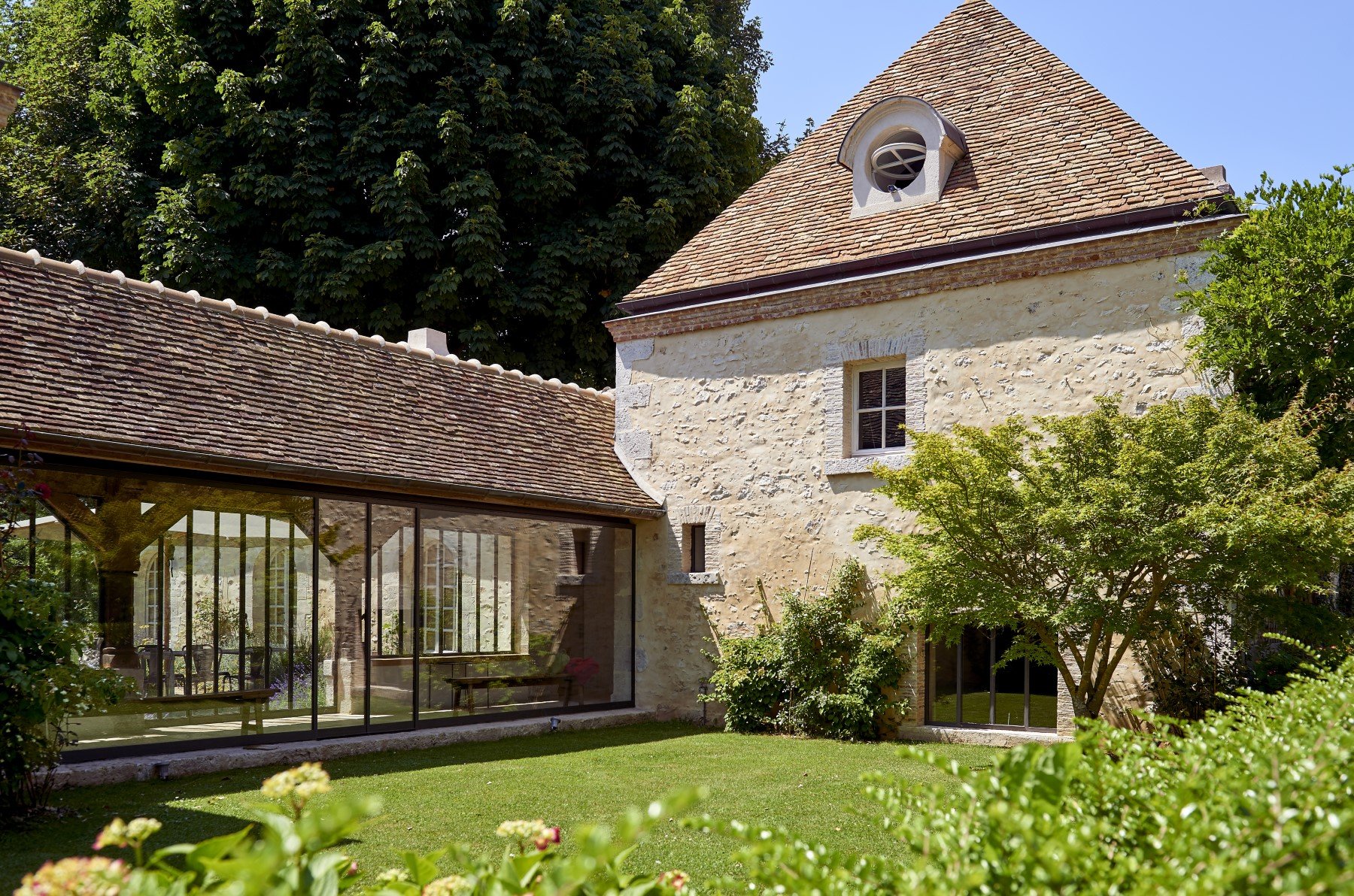 Wedding in Thoiry house with garden