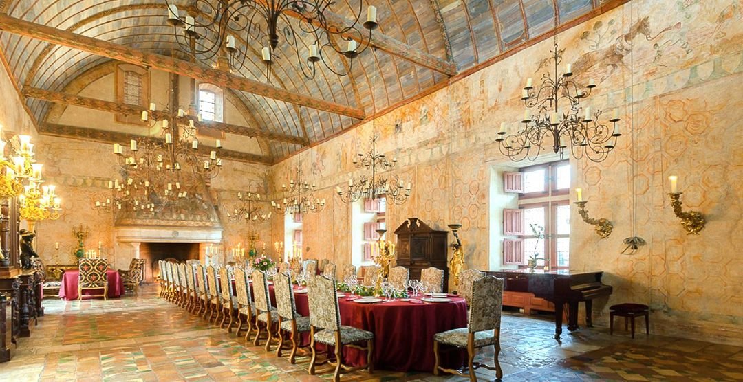 Paris Château dining room