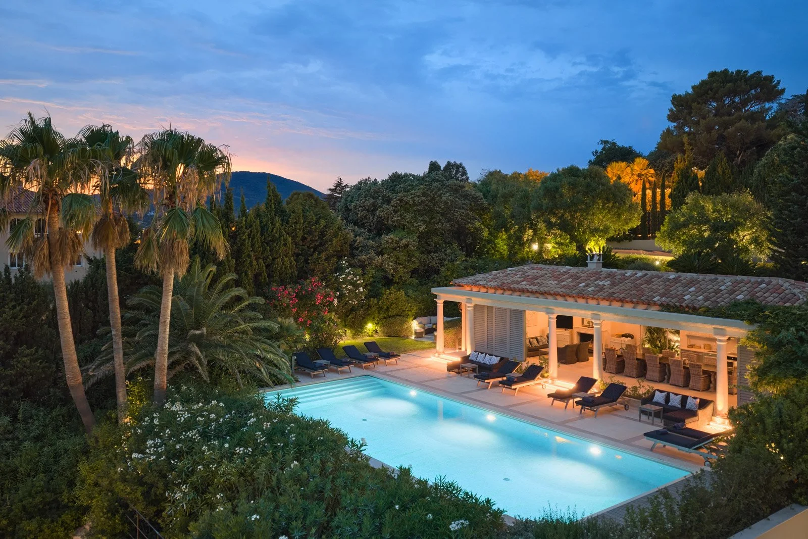luxury villa in South of France in Sainte-Maxime infinity outdoor swimming pool
