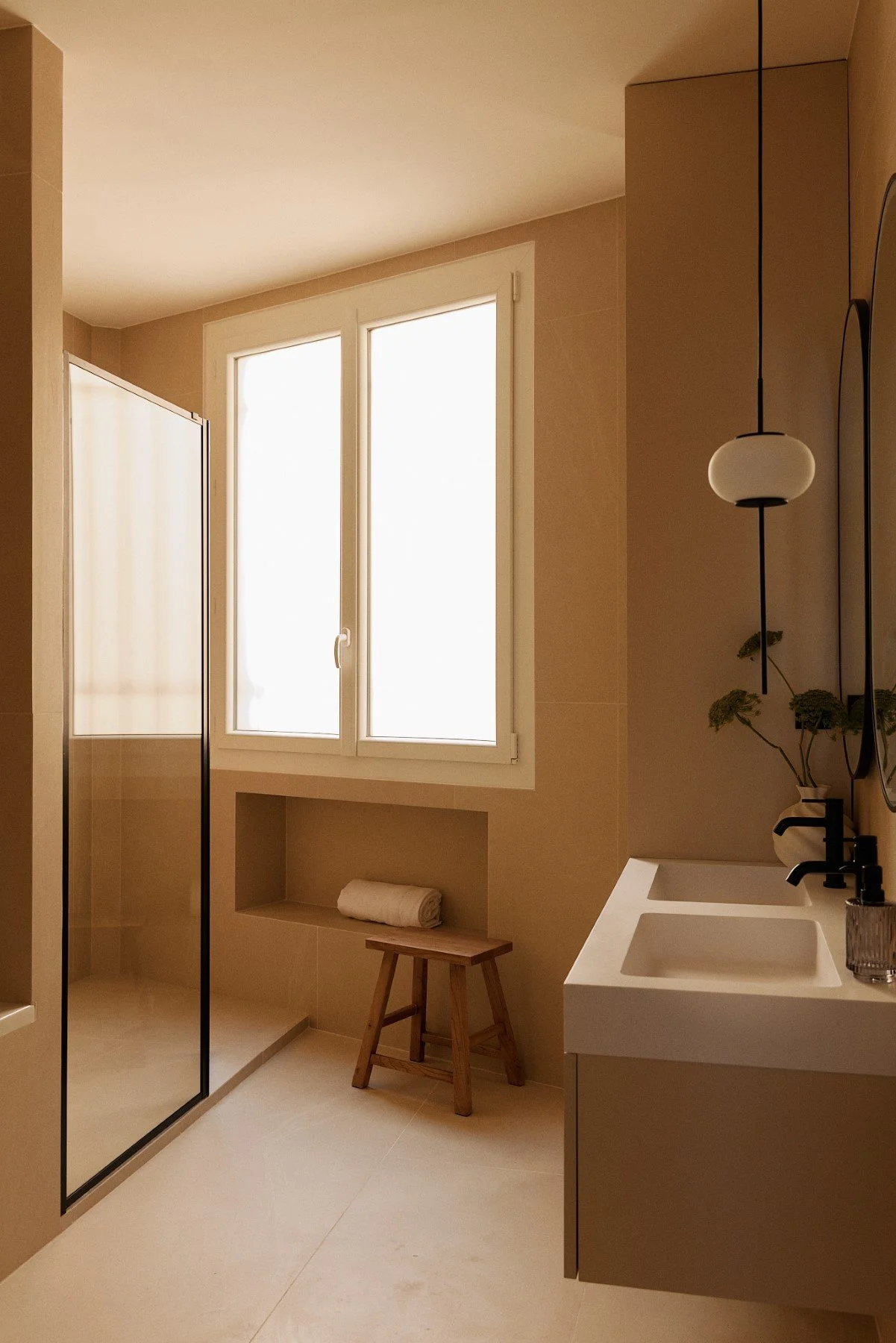 luxury apartment in the 6th bathroom