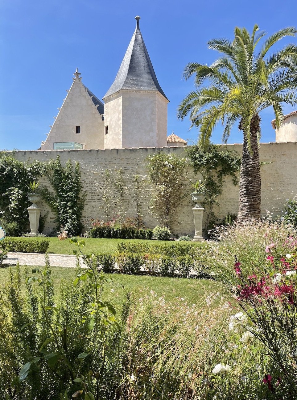 luxury villa Île de Ré garden