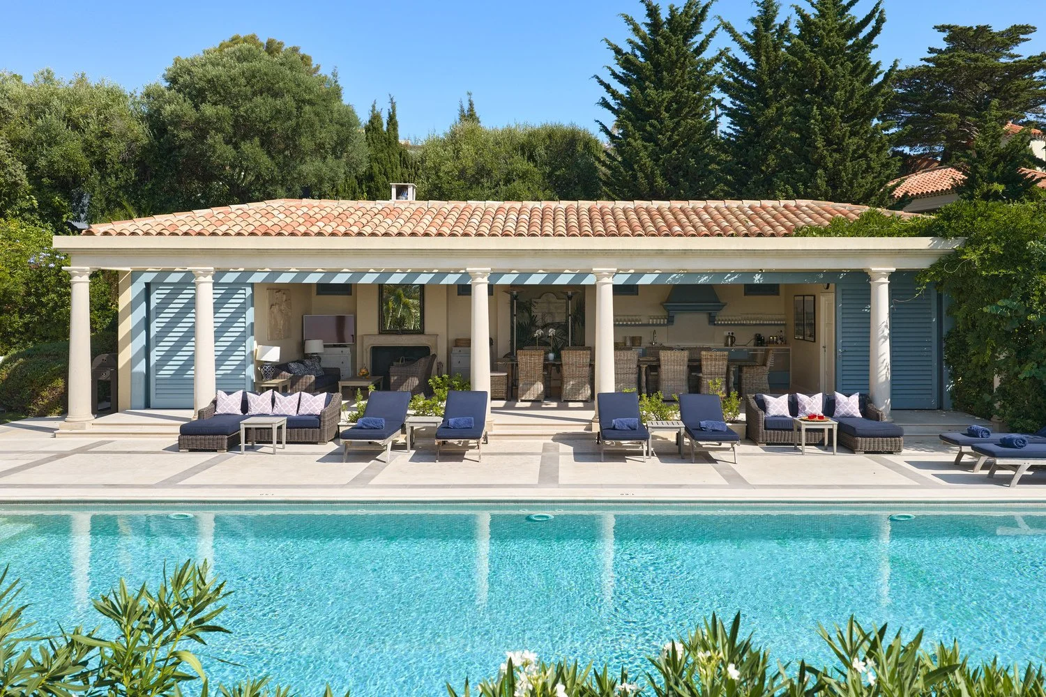 luxury villa in South of France in Sainte-Maxime infinity outdoor swimming pool