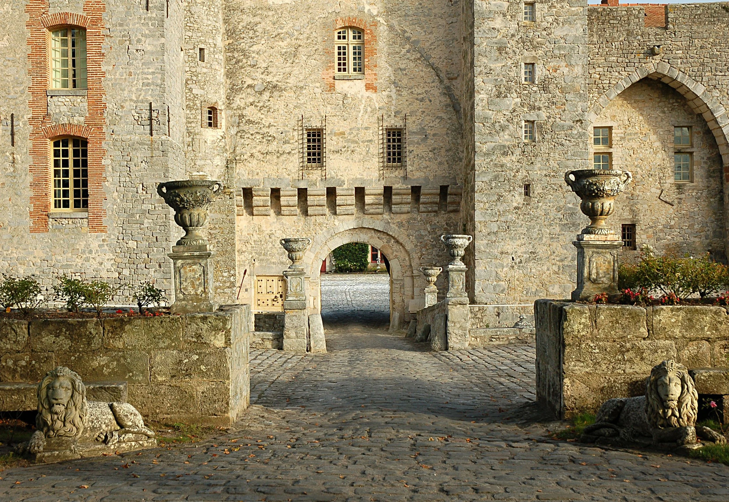 Paris Château outside alley