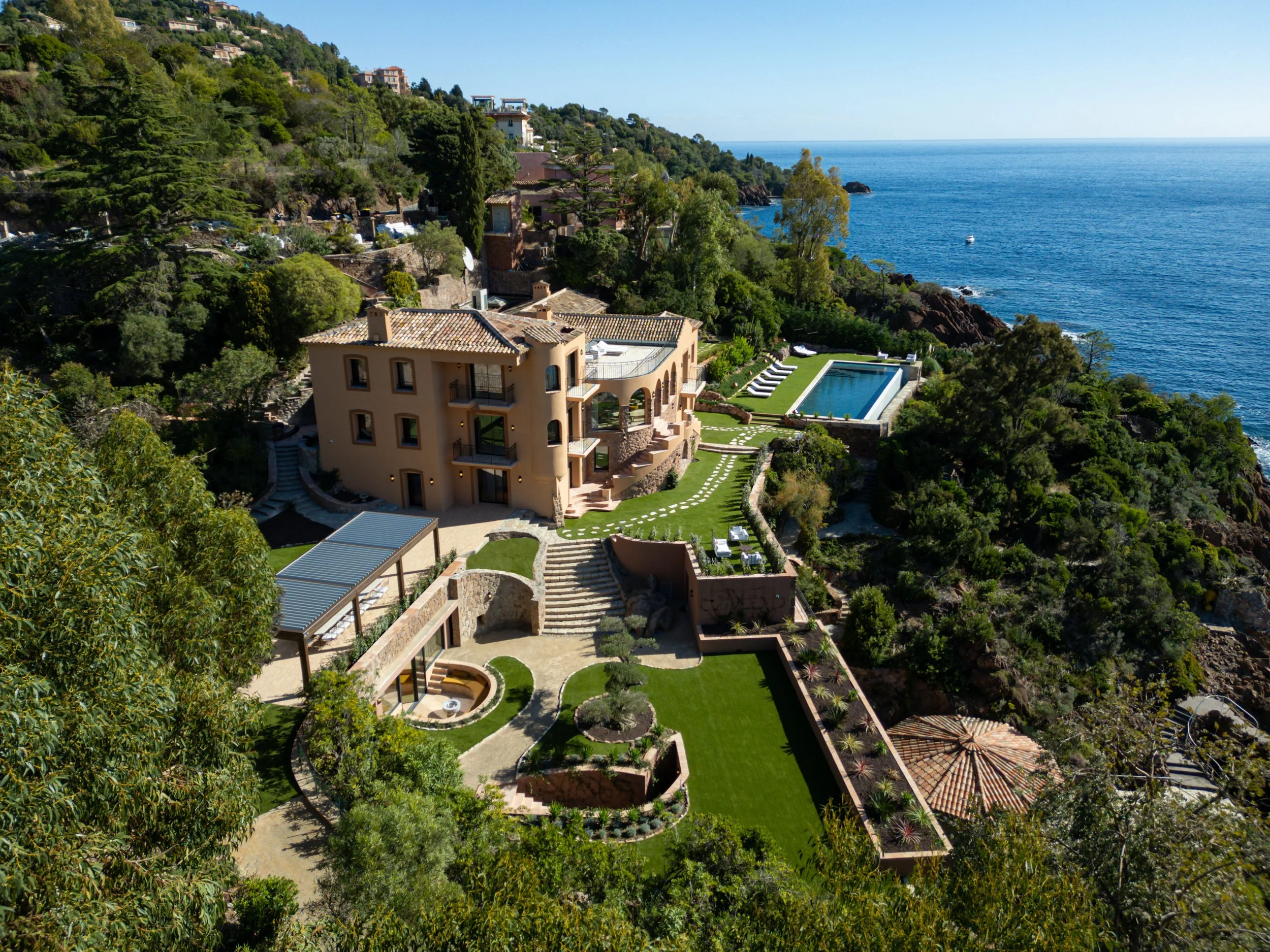 beachfront villas rentals with outdoor pool