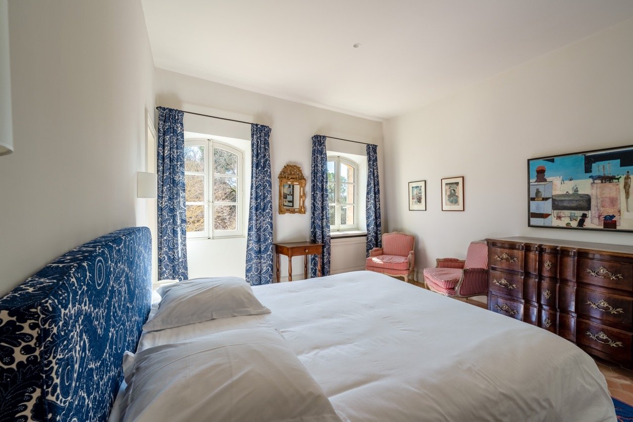 Bonnieux luxury rental bedroom