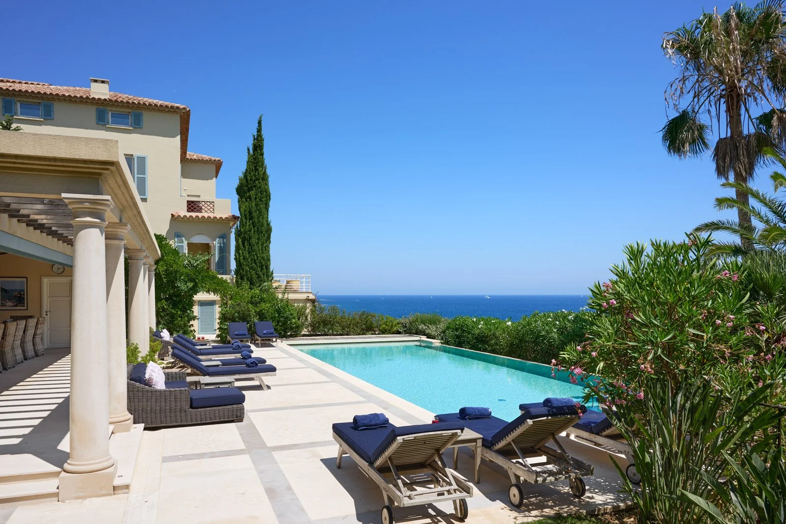 luxury villa in South of France in Sainte-Maxime infinity outdoor swimming pool