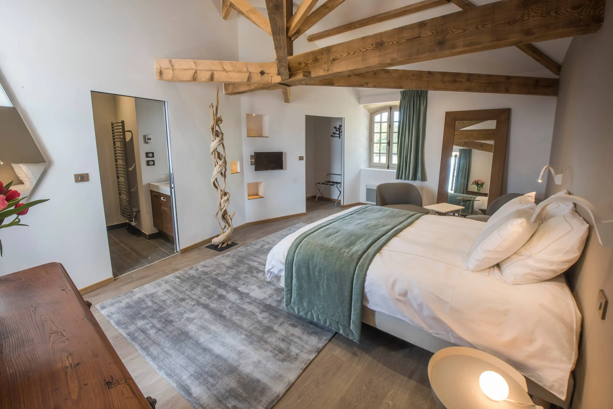 Gironde luxury villa bedroom