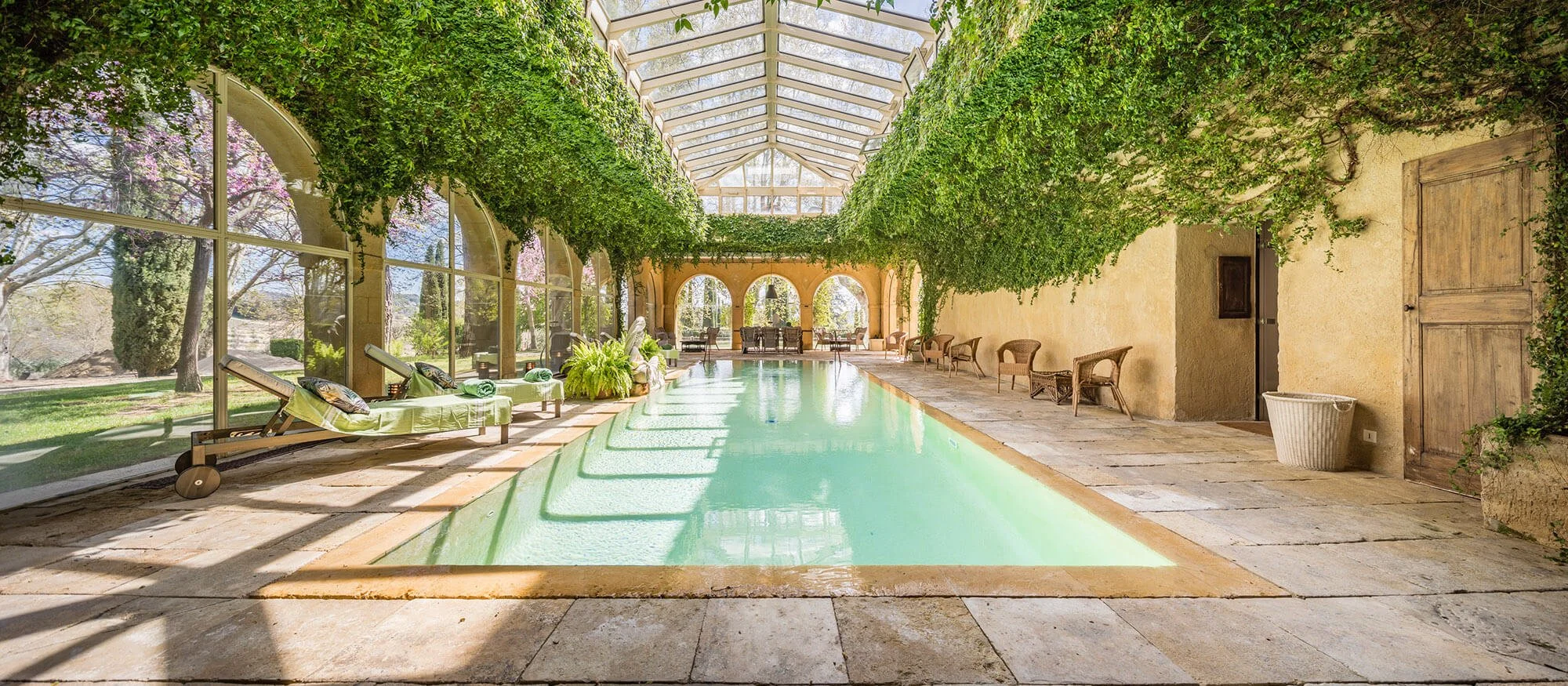 Gala dinner outdoor pool