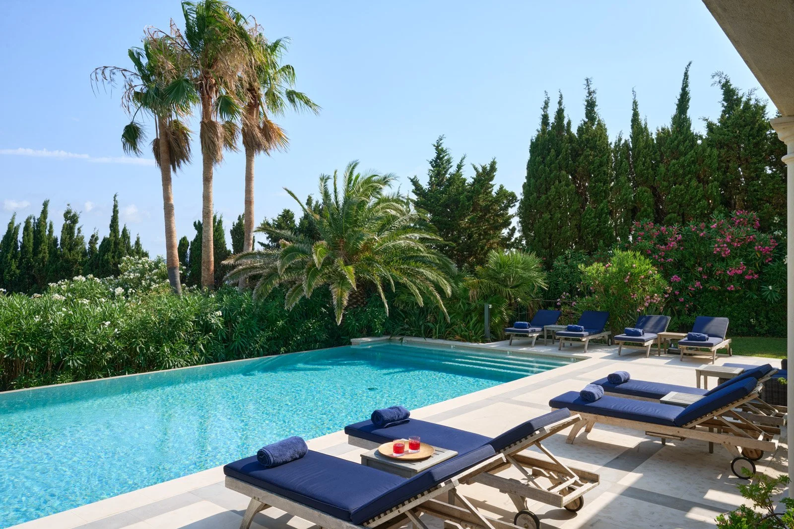 luxury villa in South of France in Sainte-Maxime infinity outdoor swimming pool