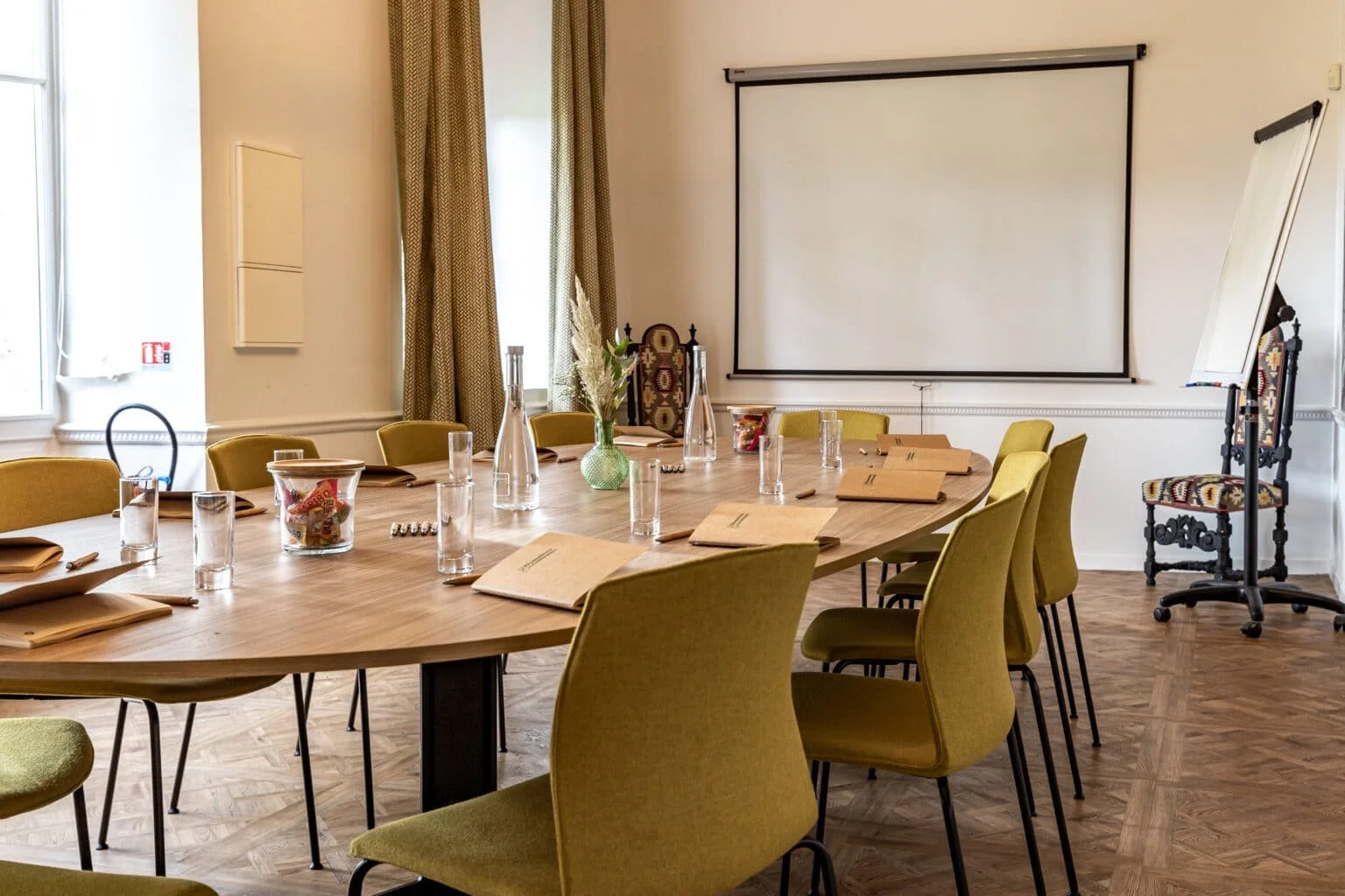corporate retreat in a château in Vernon meeting room