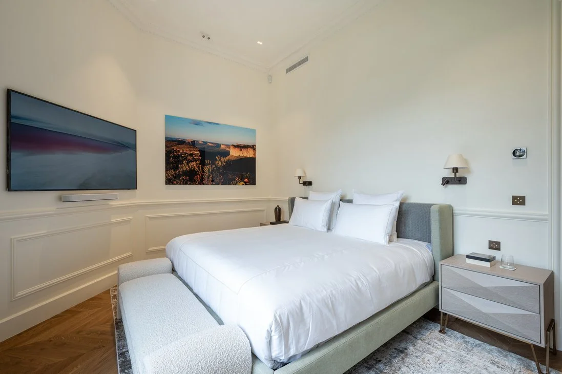 Paris Montaigne - Luxury apartment bedroom