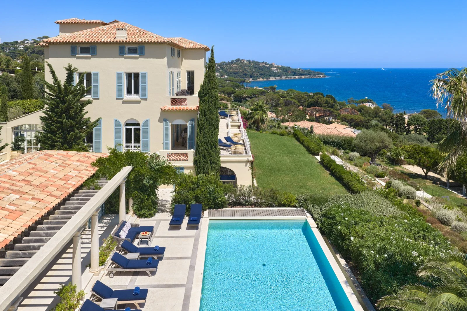 luxury villa in South of France in Sainte-Maxime infinity outdoor swimming pool