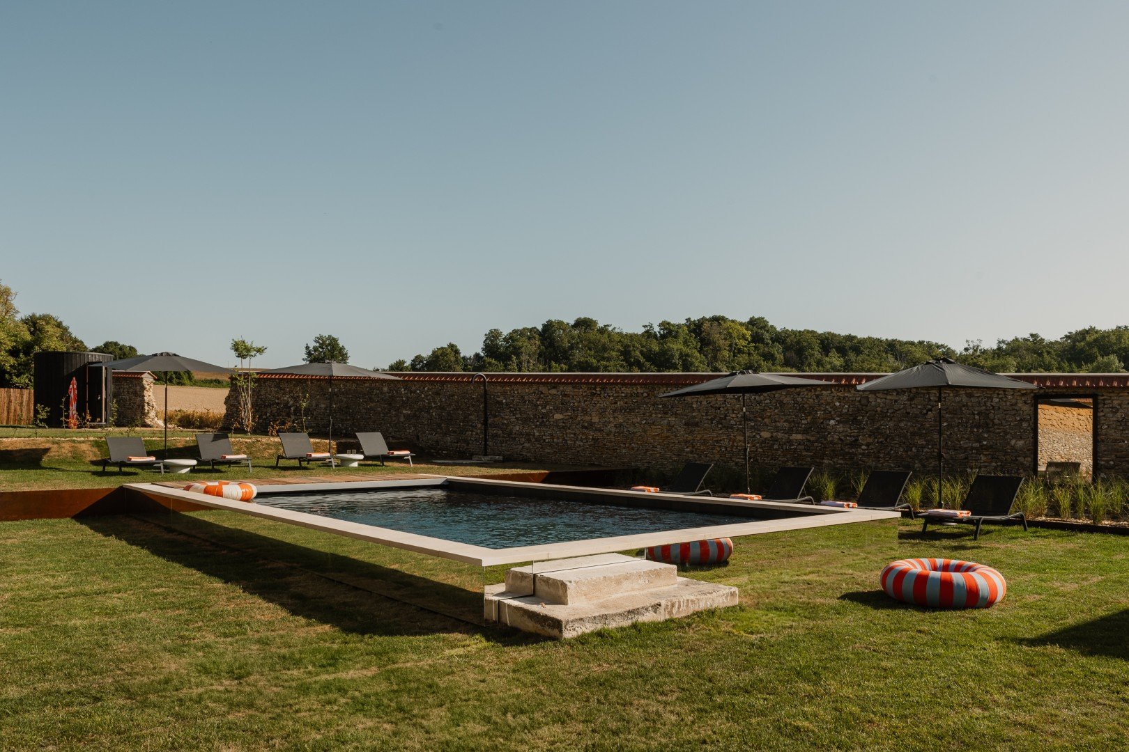 wedding in vexin outdoor pool