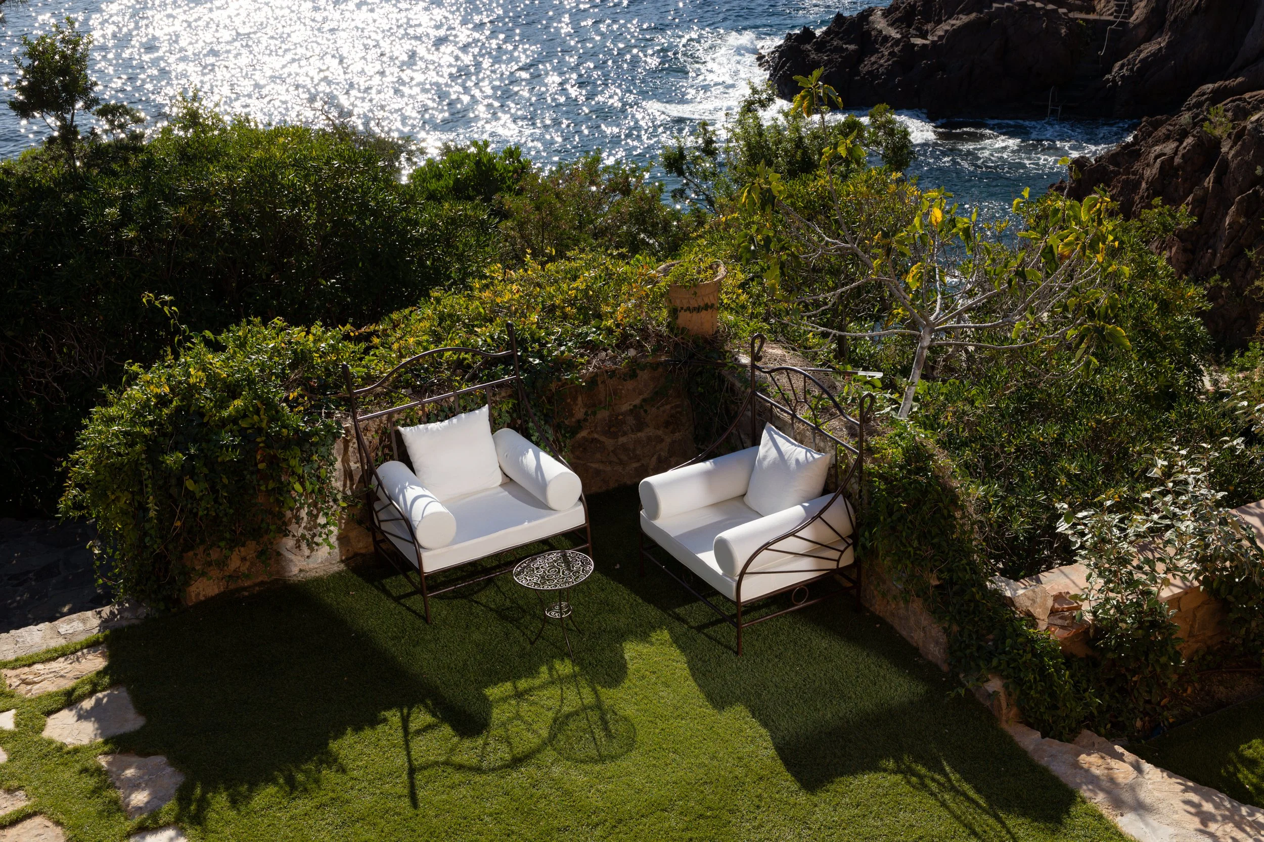 luxury villa Théoule-sur-Mer outdoor lounge area