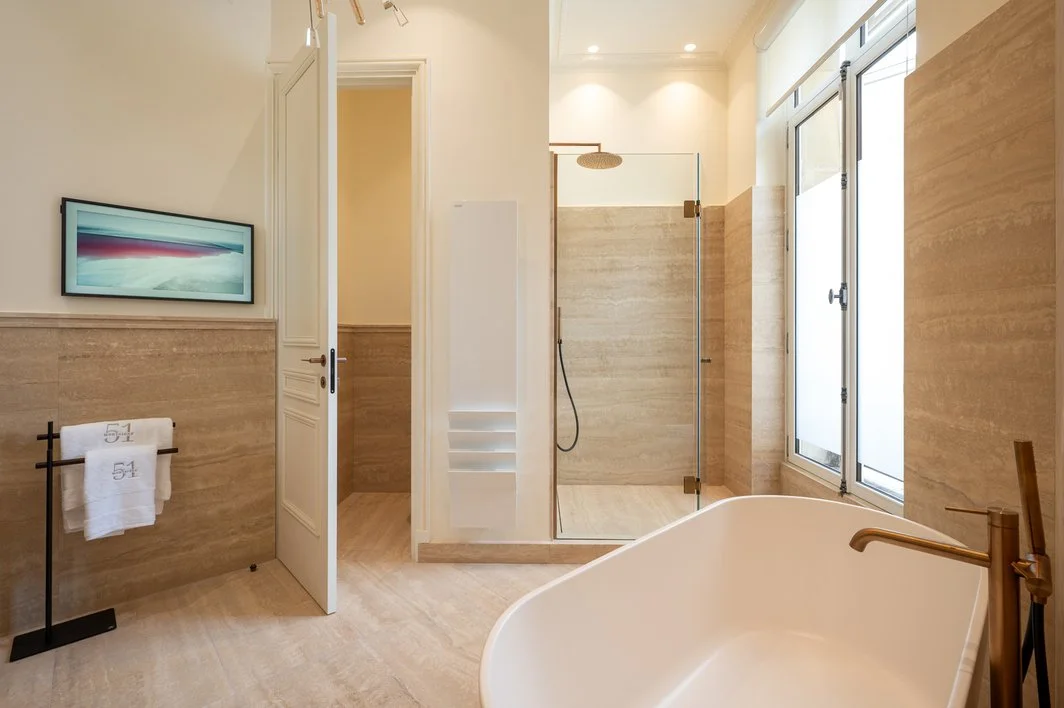 Paris Montaigne - Luxury apartment bathroom