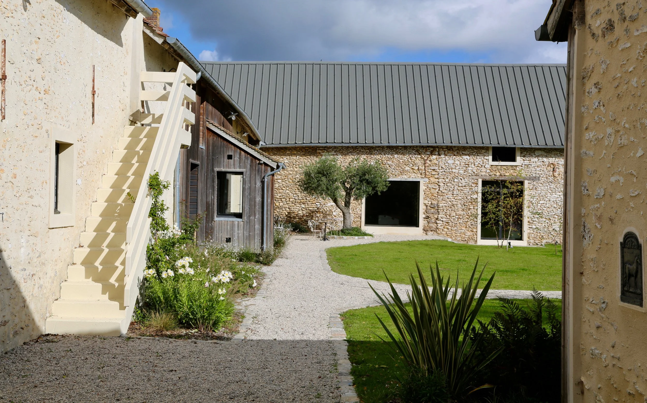 Luxury villa near paris Rambouillet courtyard