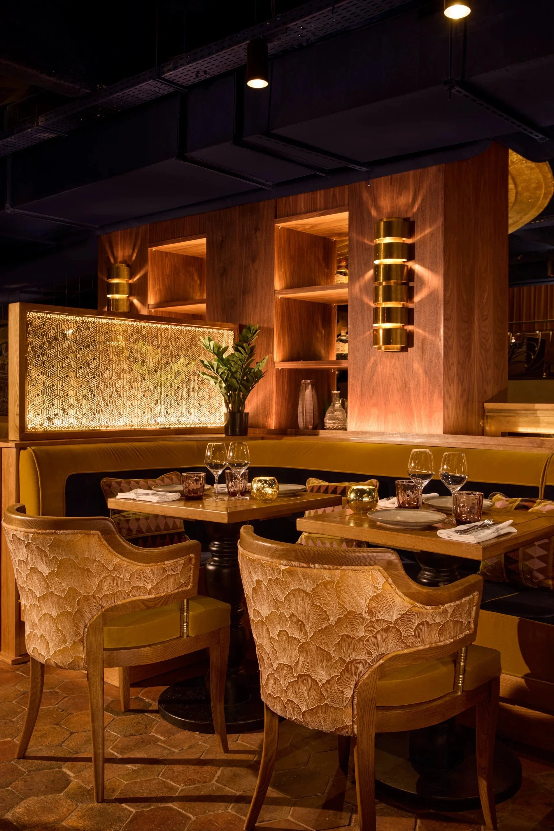 luxury apartement paris Montaigne restaurant