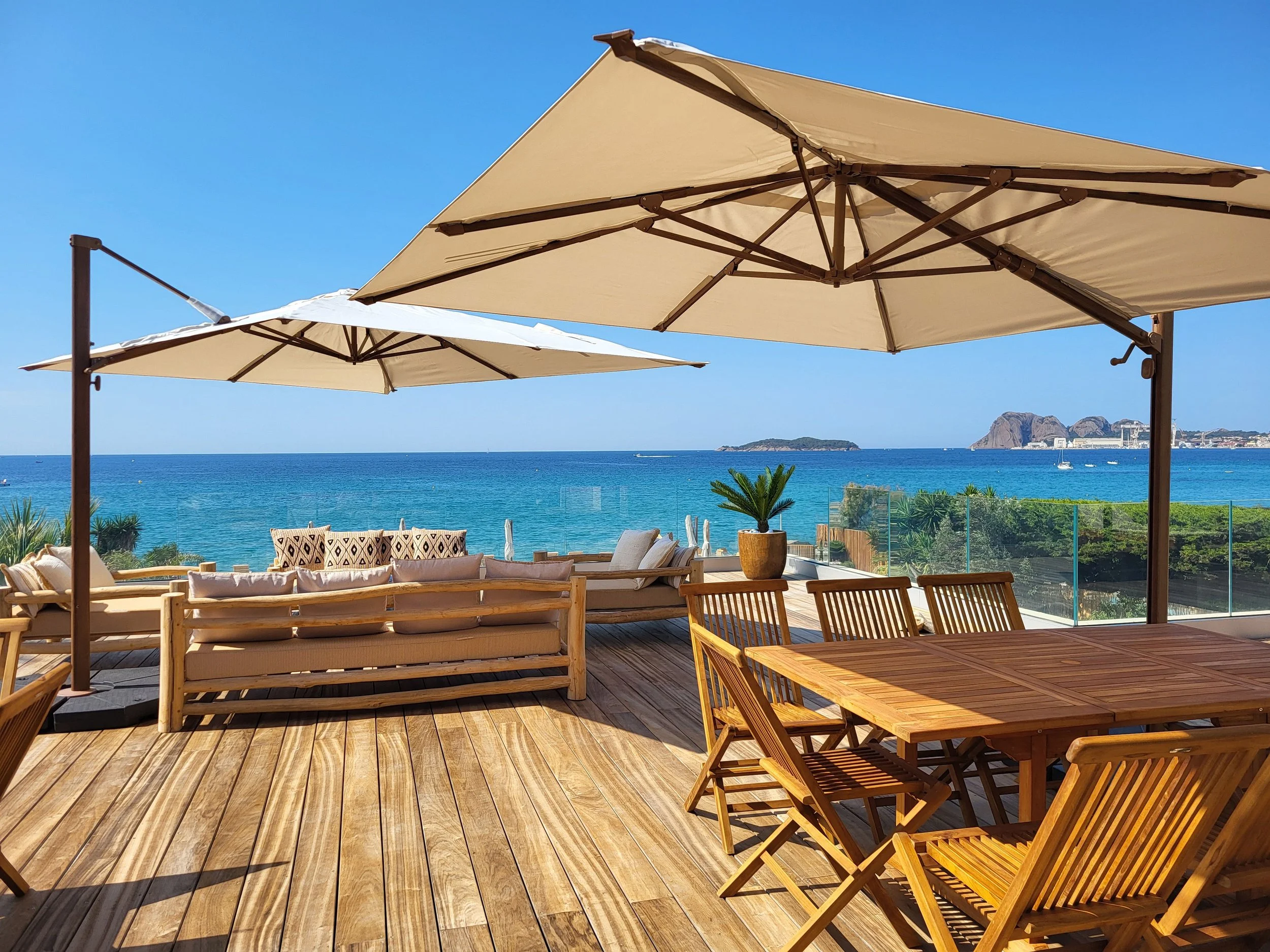 Wedding La Ciotat terrace with lounge area and sea view