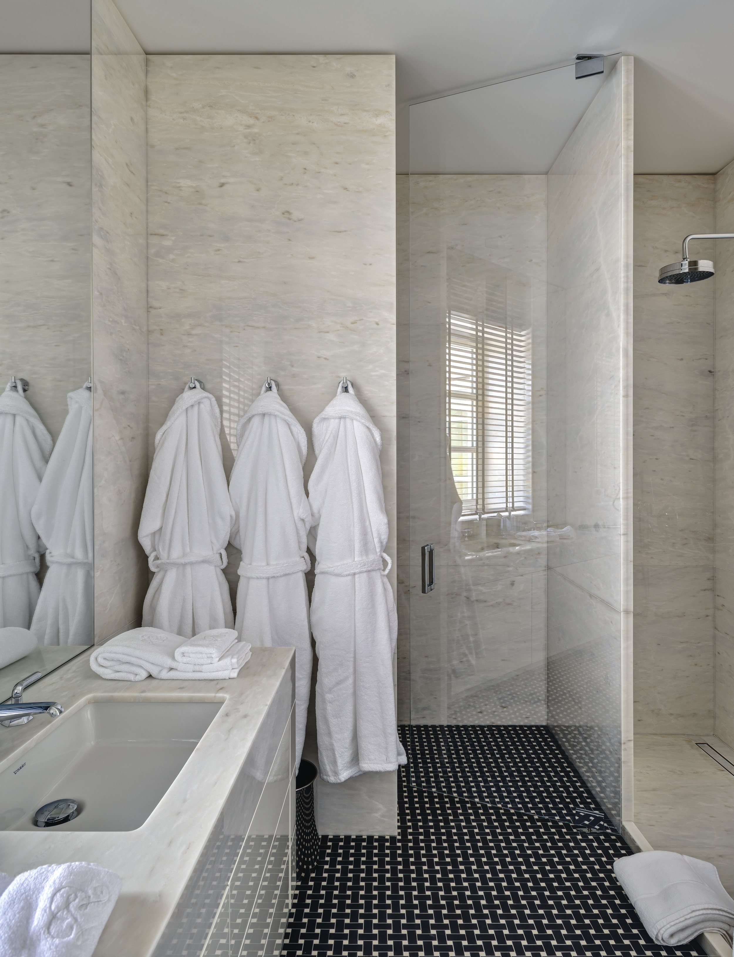 Homanie+Douro+ Elegant marble bathroom